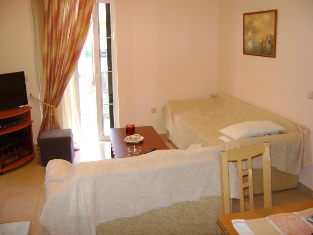 Spiro's Lefkada City